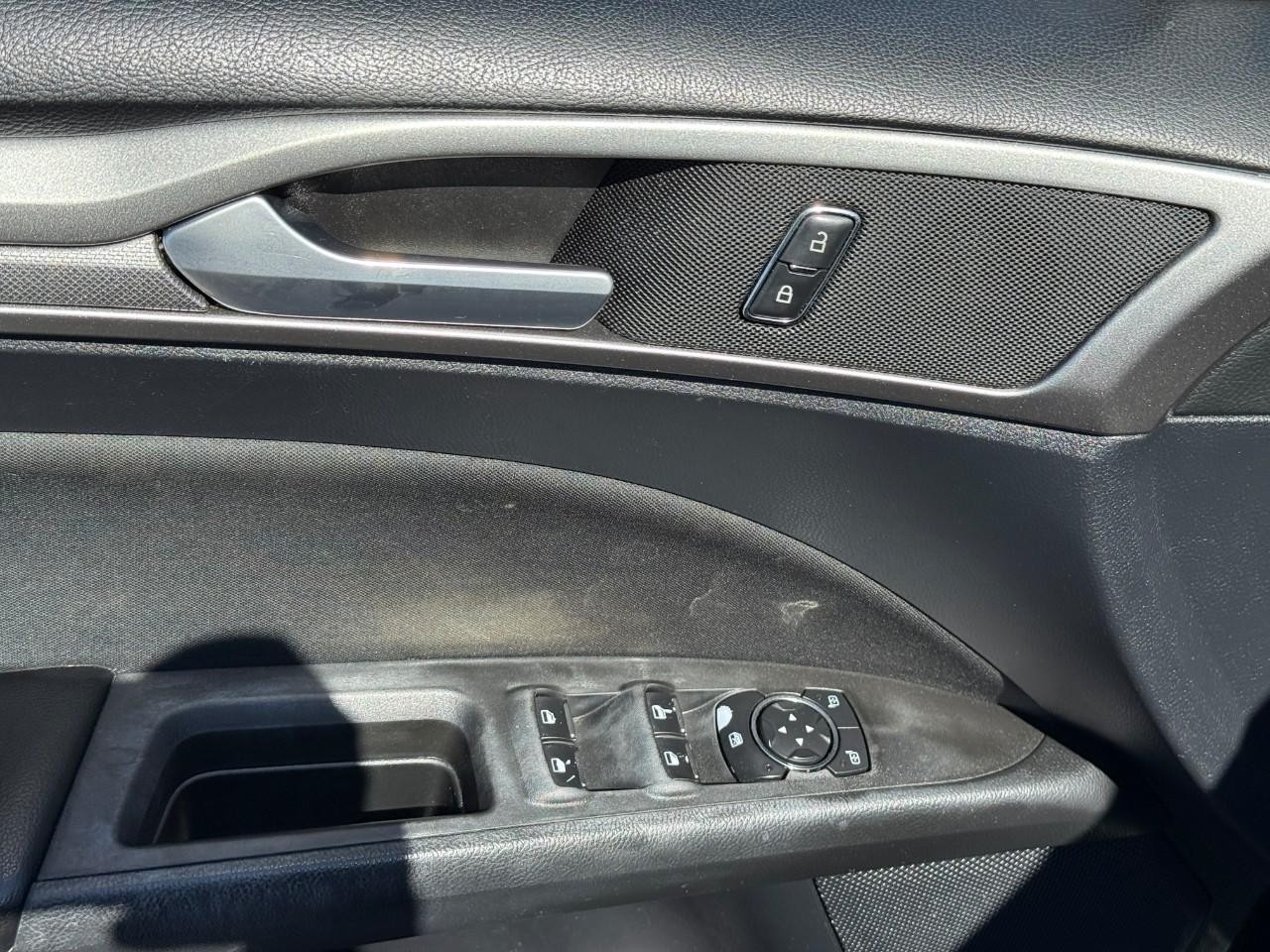 Ford Fusion Vehicle Full-screen Gallery Image 18