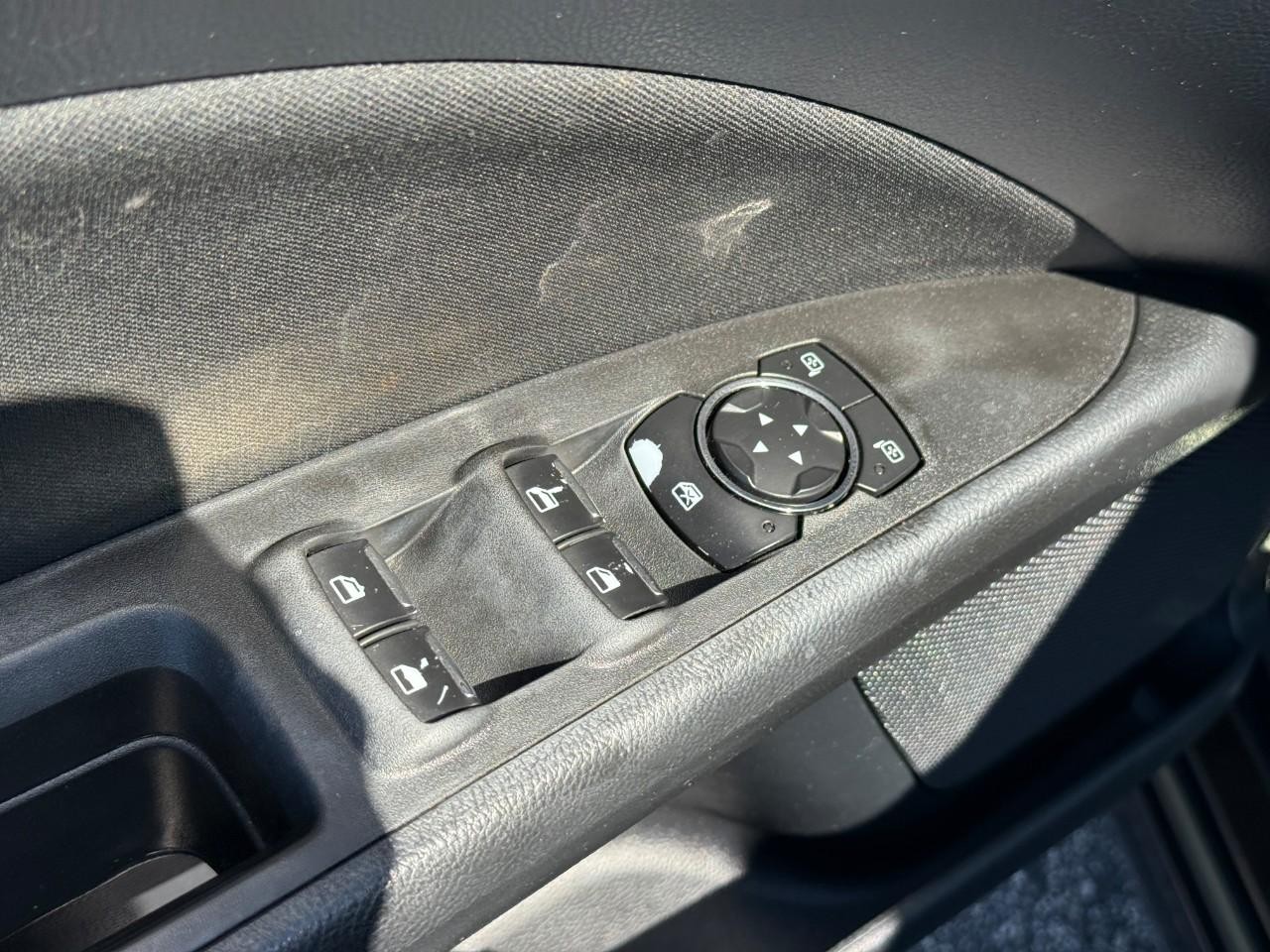 Ford Fusion Vehicle Full-screen Gallery Image 19