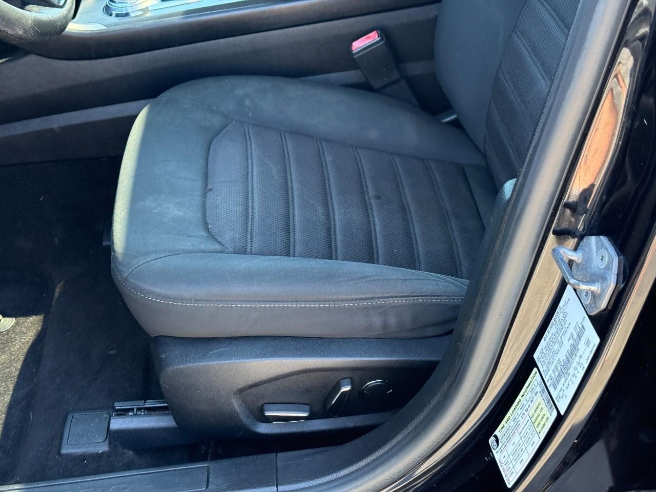 Ford Fusion Vehicle Full-screen Gallery Image 20