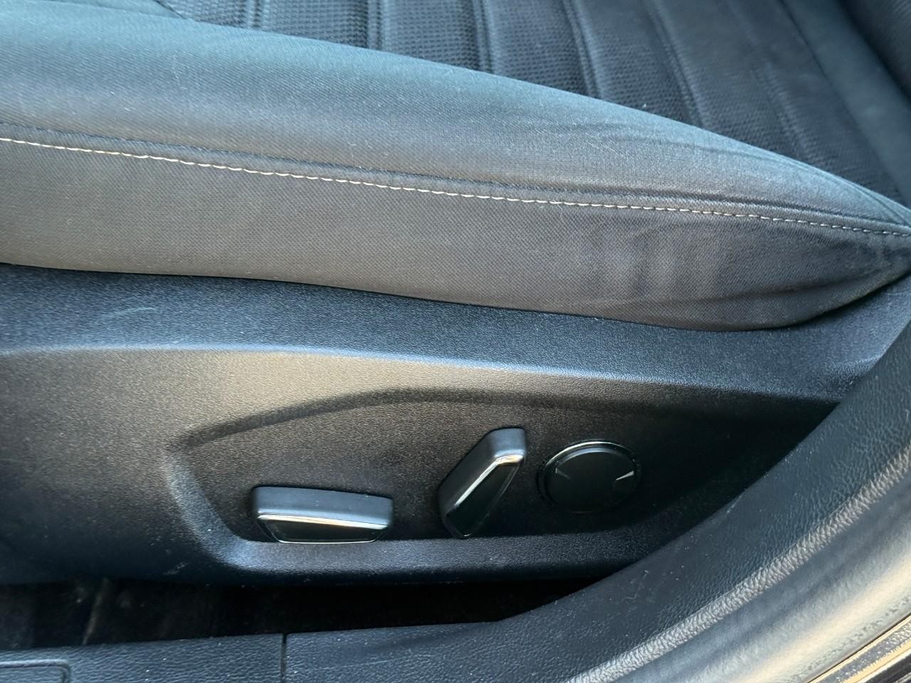 Ford Fusion Vehicle Full-screen Gallery Image 21