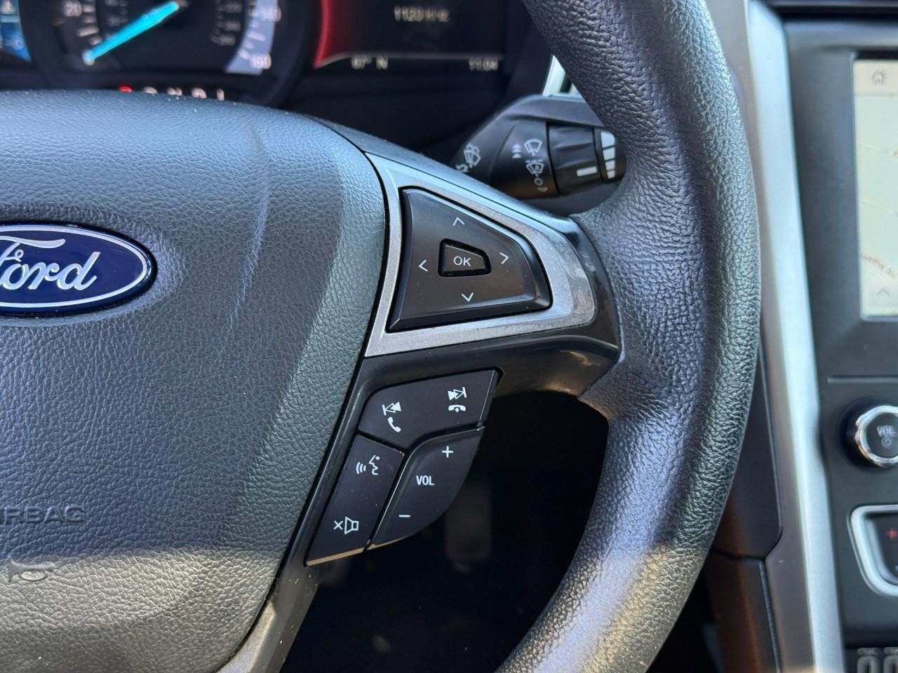 Ford Fusion Vehicle Full-screen Gallery Image 23