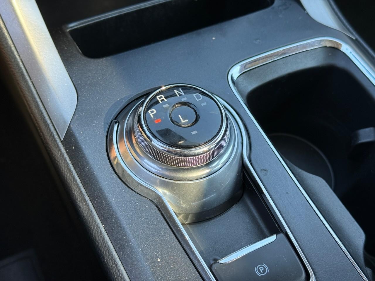 Ford Fusion Vehicle Full-screen Gallery Image 25