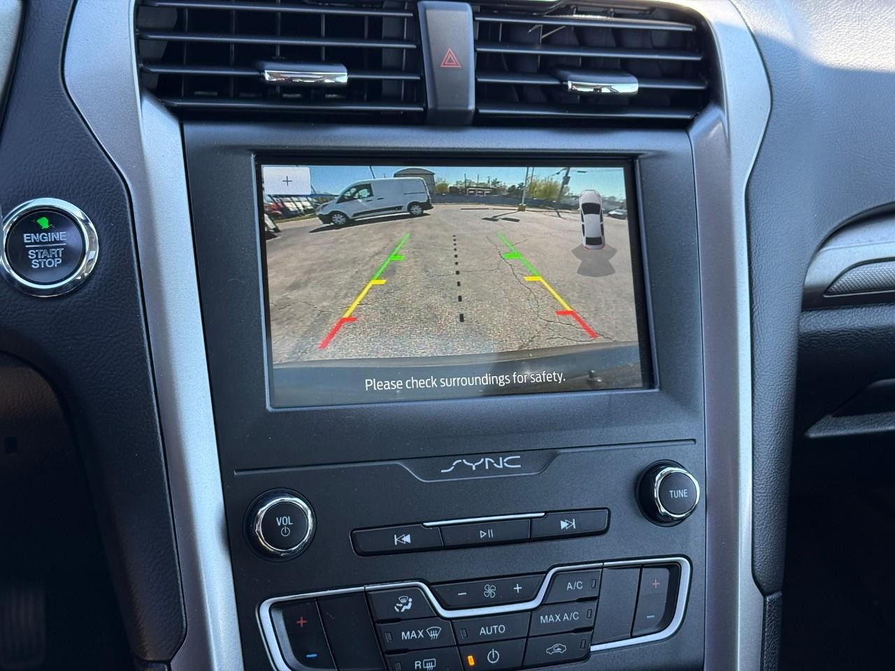 Ford Fusion Vehicle Full-screen Gallery Image 26