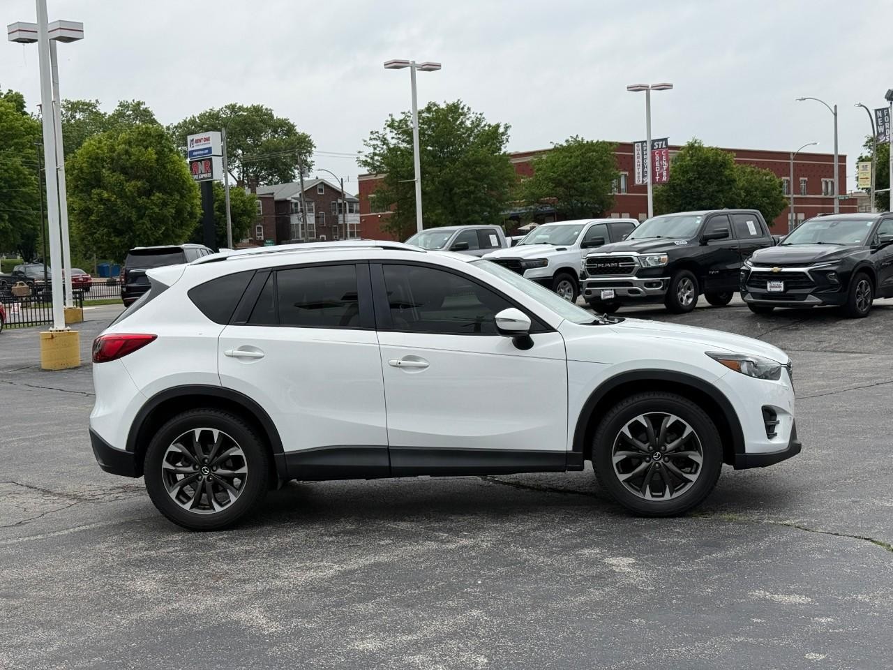 Mazda CX-5 Vehicle Full-screen Gallery Image 05