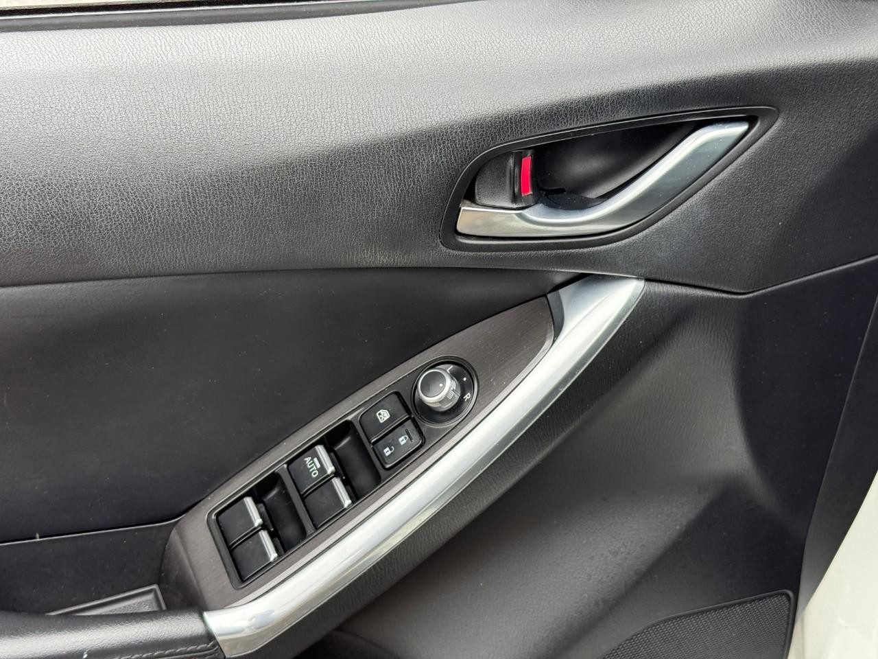 Mazda CX-5 Vehicle Full-screen Gallery Image 16
