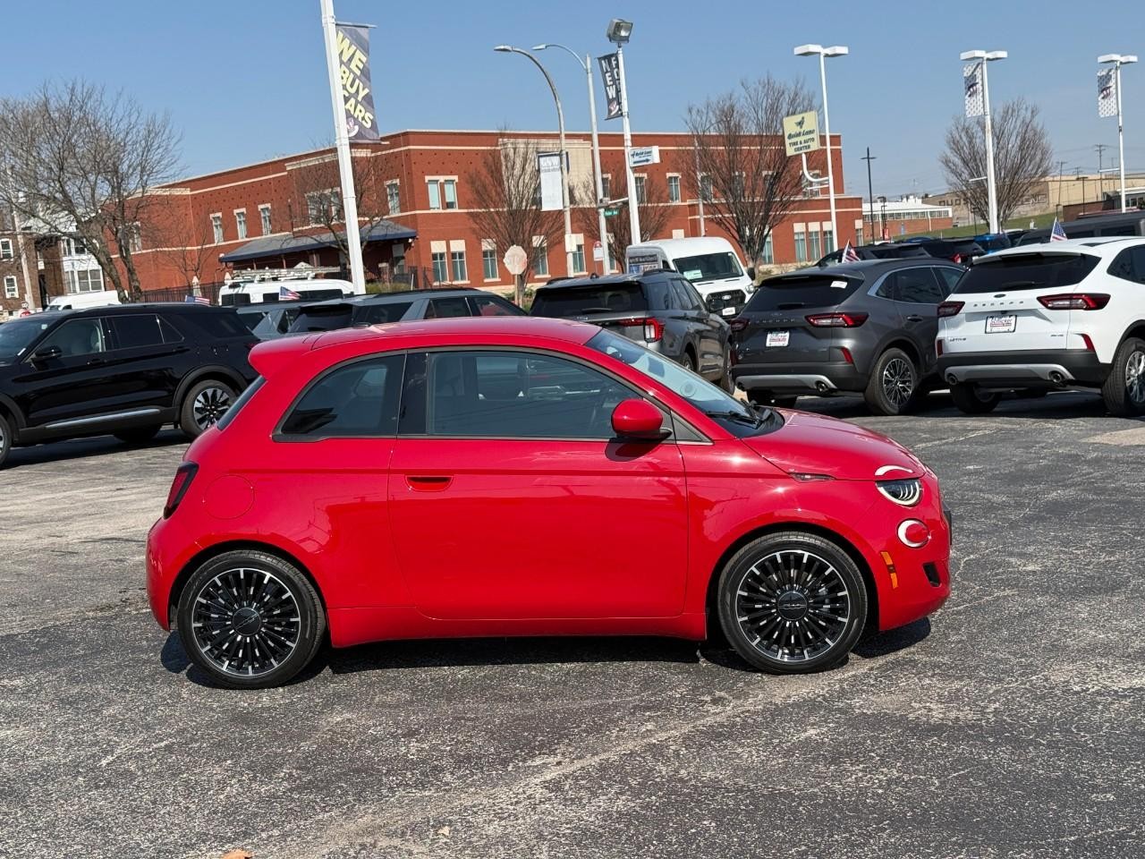 FIAT 500e Vehicle Full-screen Gallery Image 05