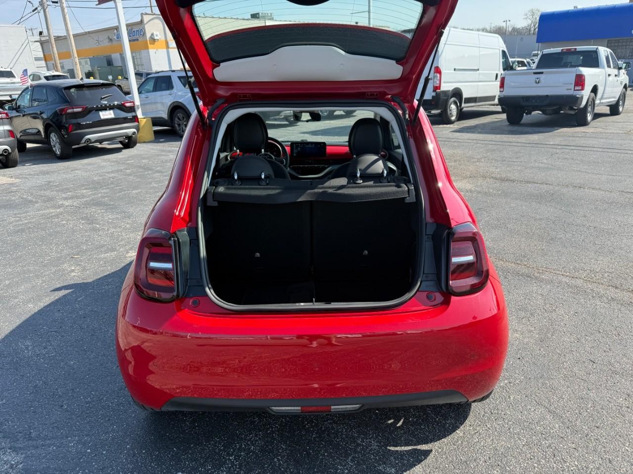 FIAT 500e Vehicle Full-screen Gallery Image 08