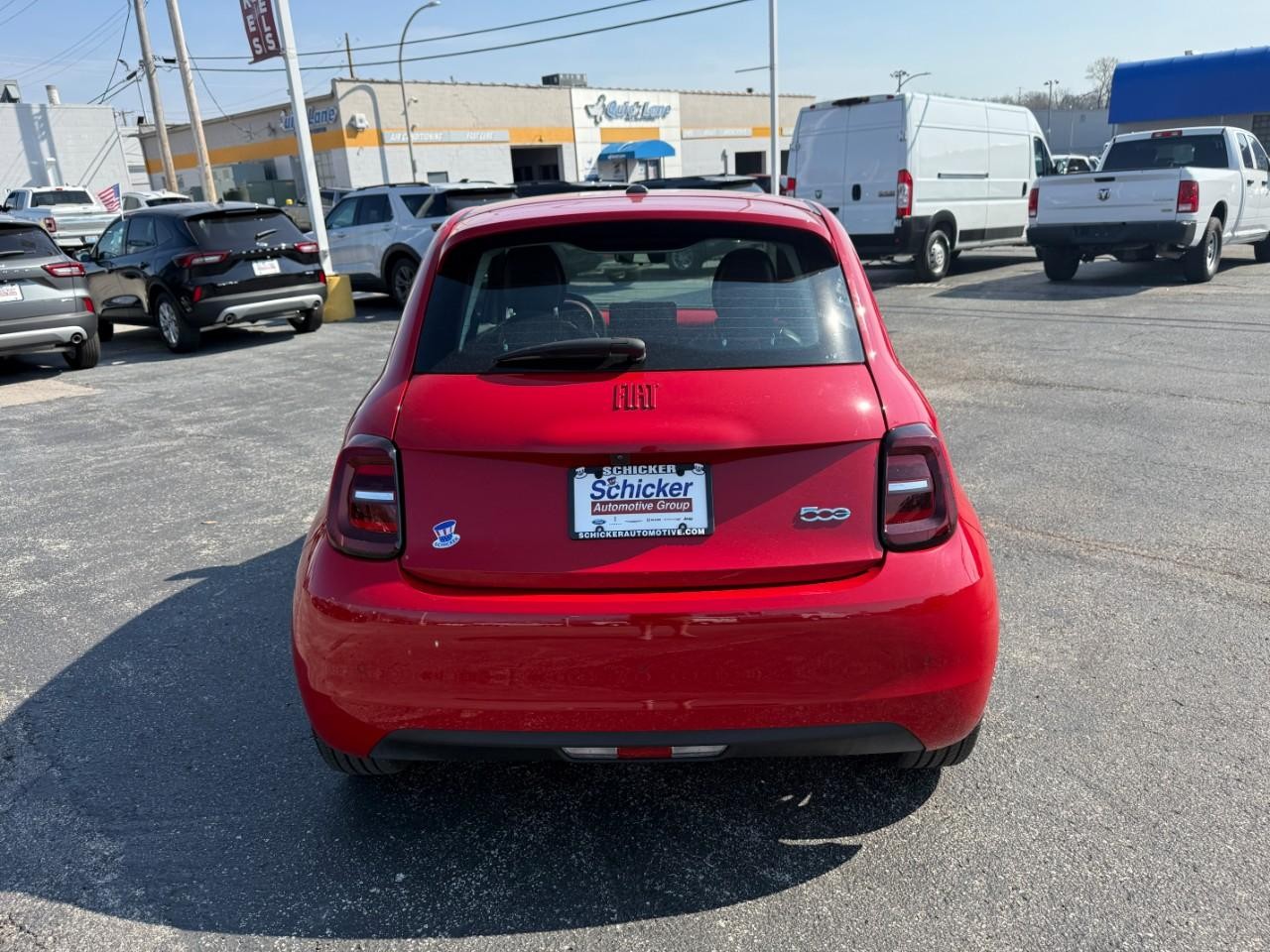 FIAT 500e Vehicle Full-screen Gallery Image 09