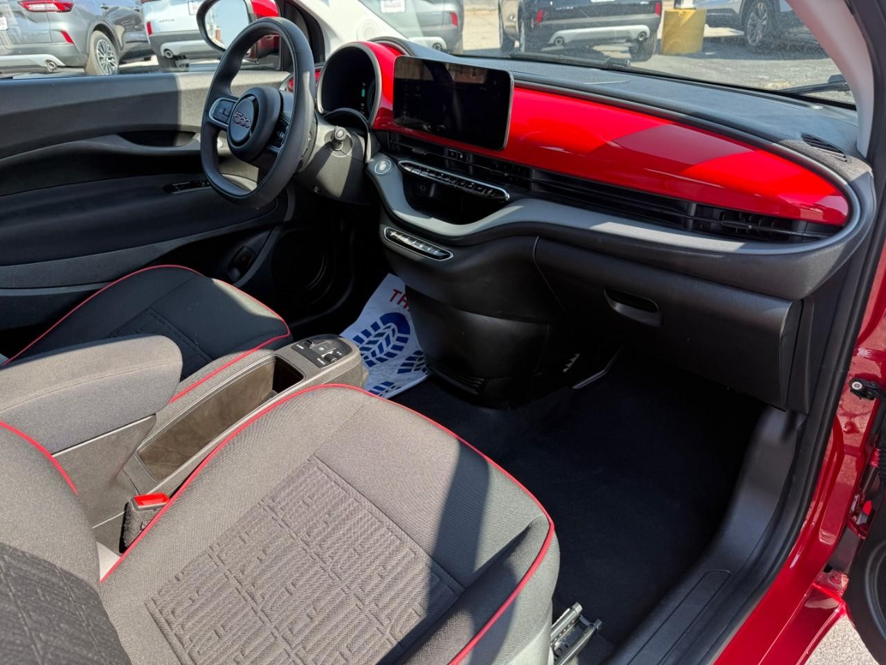 FIAT 500e Vehicle Full-screen Gallery Image 11