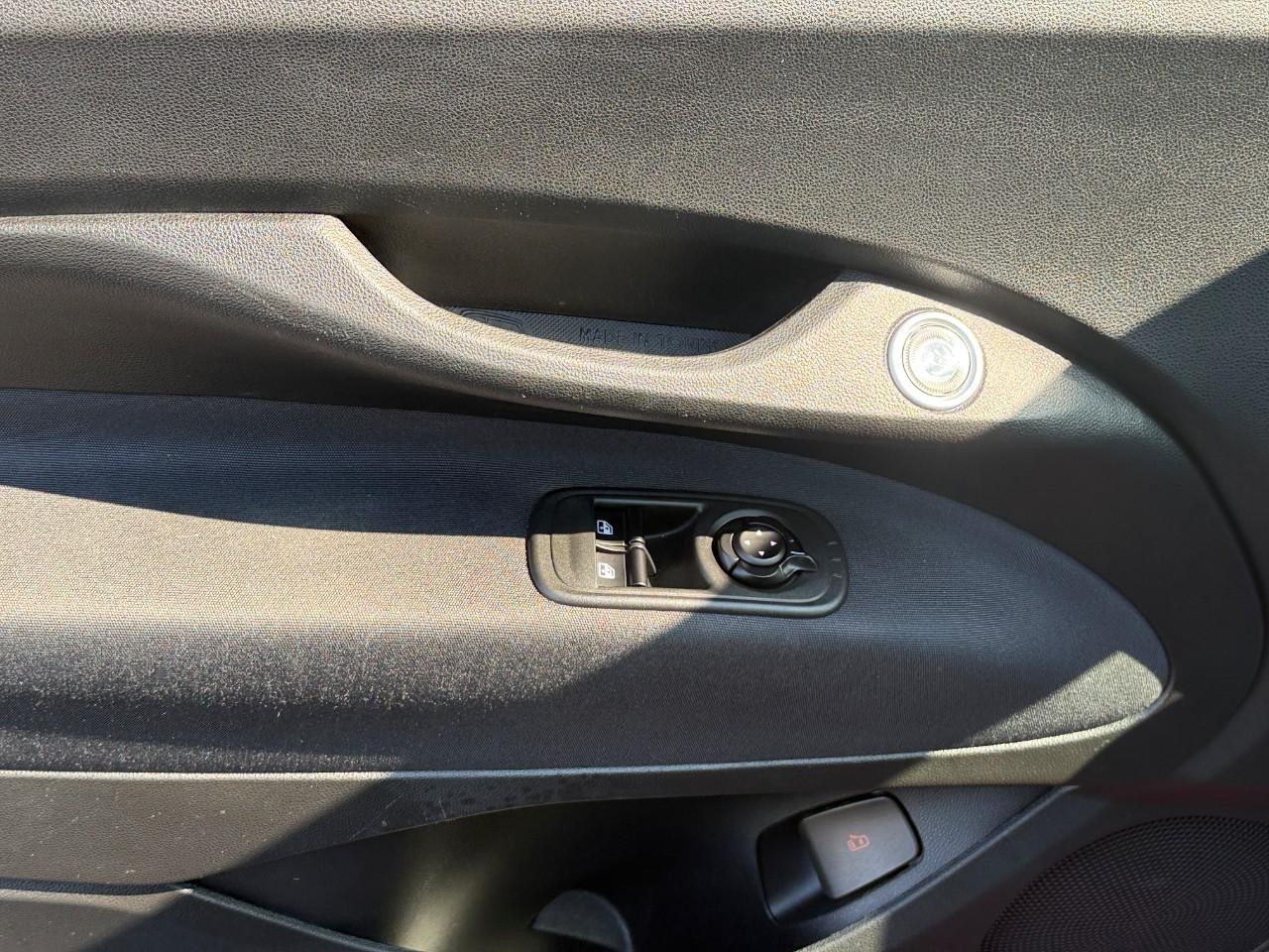 FIAT 500e Vehicle Full-screen Gallery Image 12