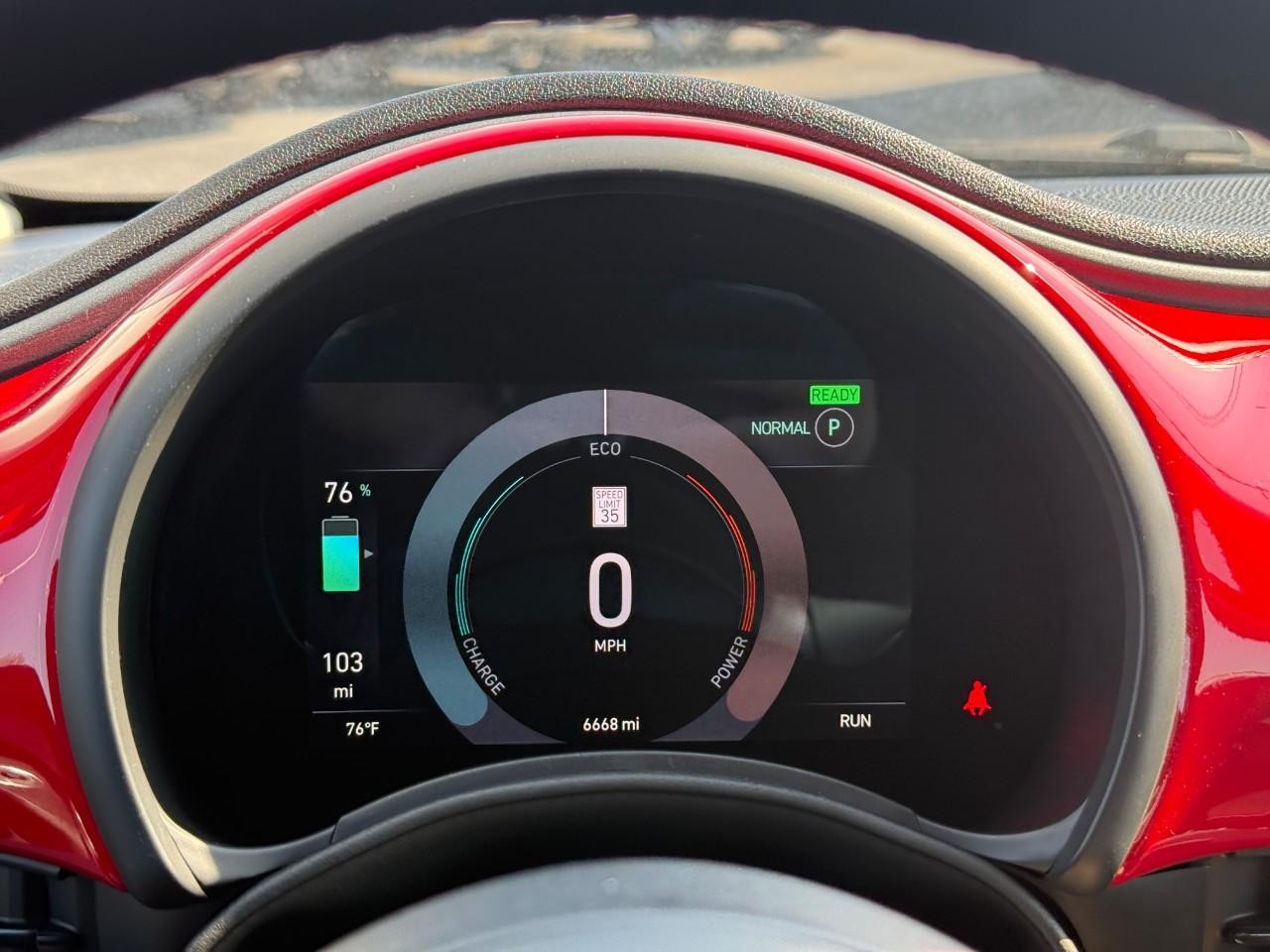 FIAT 500e Vehicle Full-screen Gallery Image 16