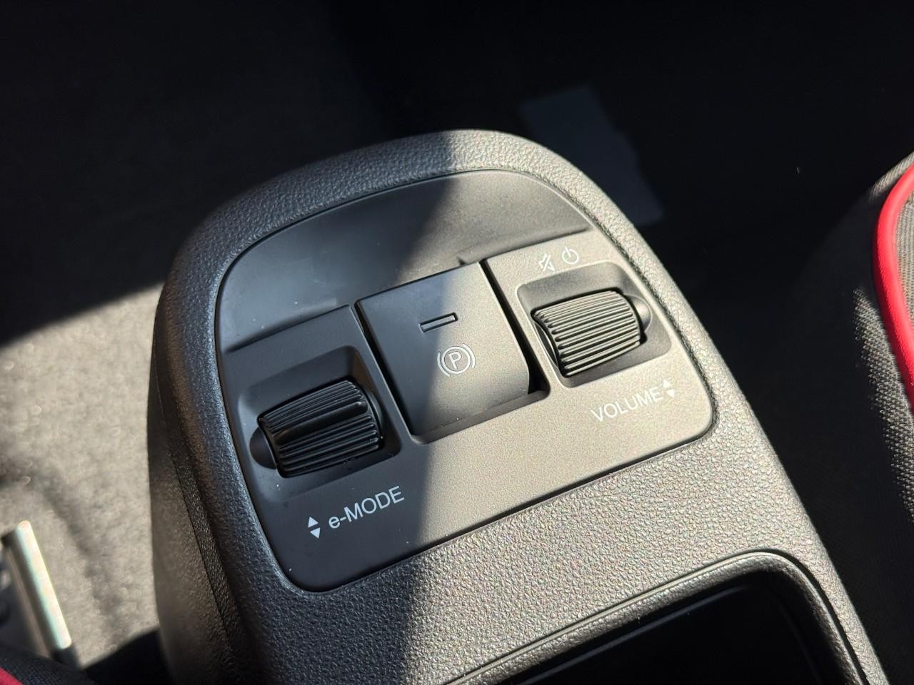 FIAT 500e Vehicle Full-screen Gallery Image 17