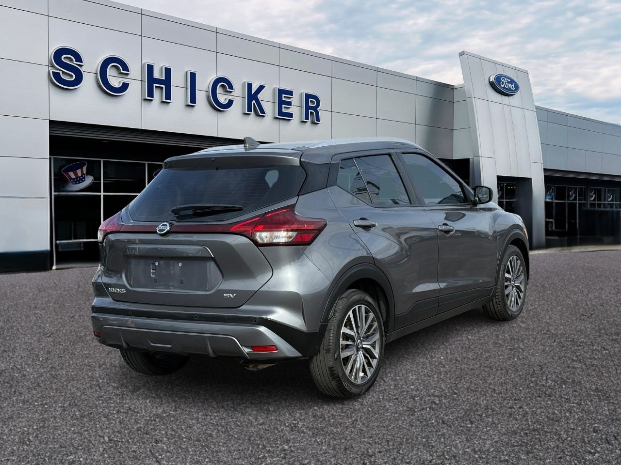 Nissan Kicks Vehicle Full-screen Gallery Image 02