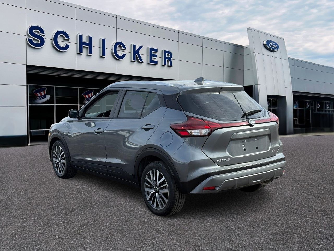 Nissan Kicks Vehicle Full-screen Gallery Image 03