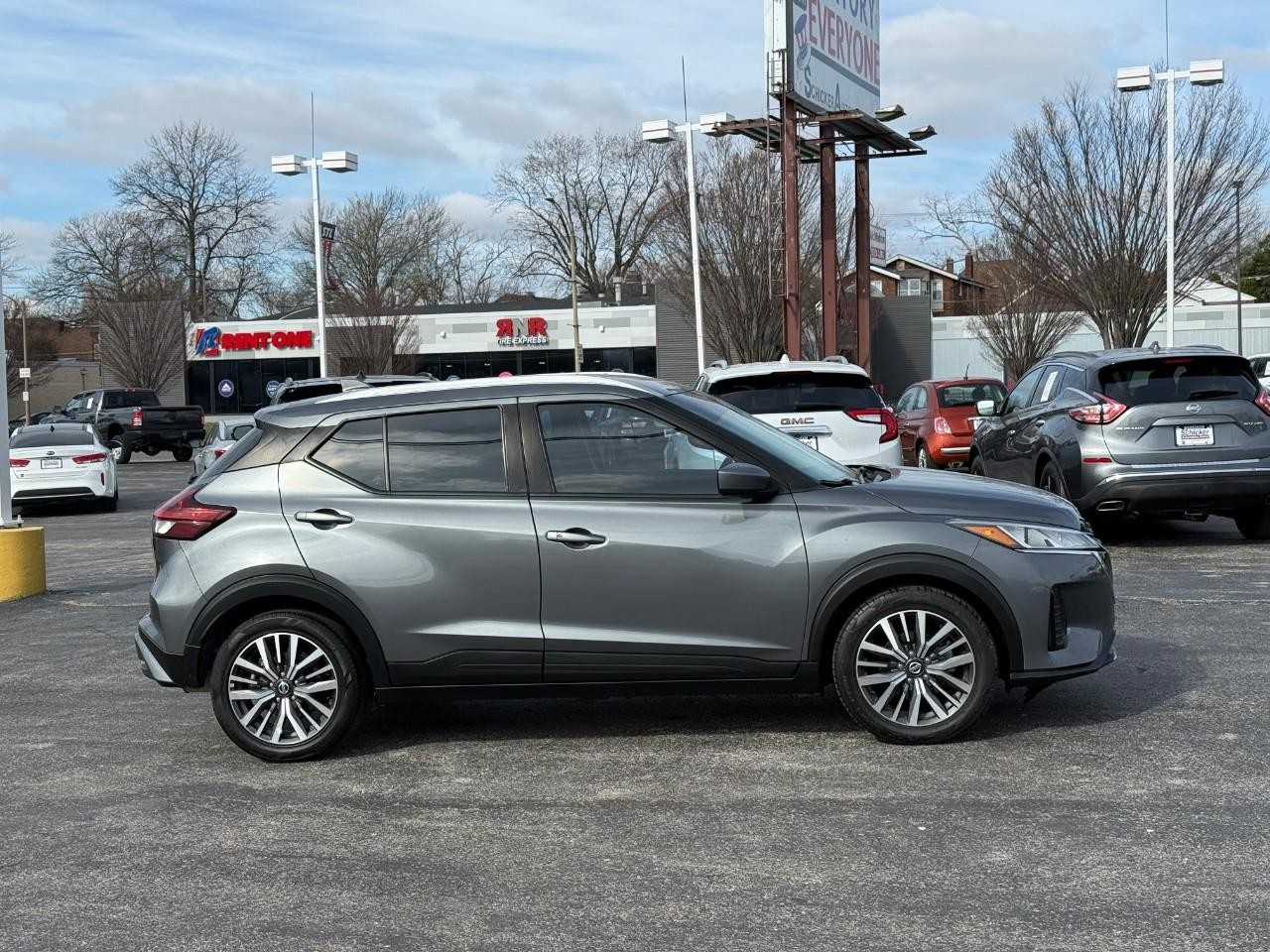 Nissan Kicks Vehicle Full-screen Gallery Image 05