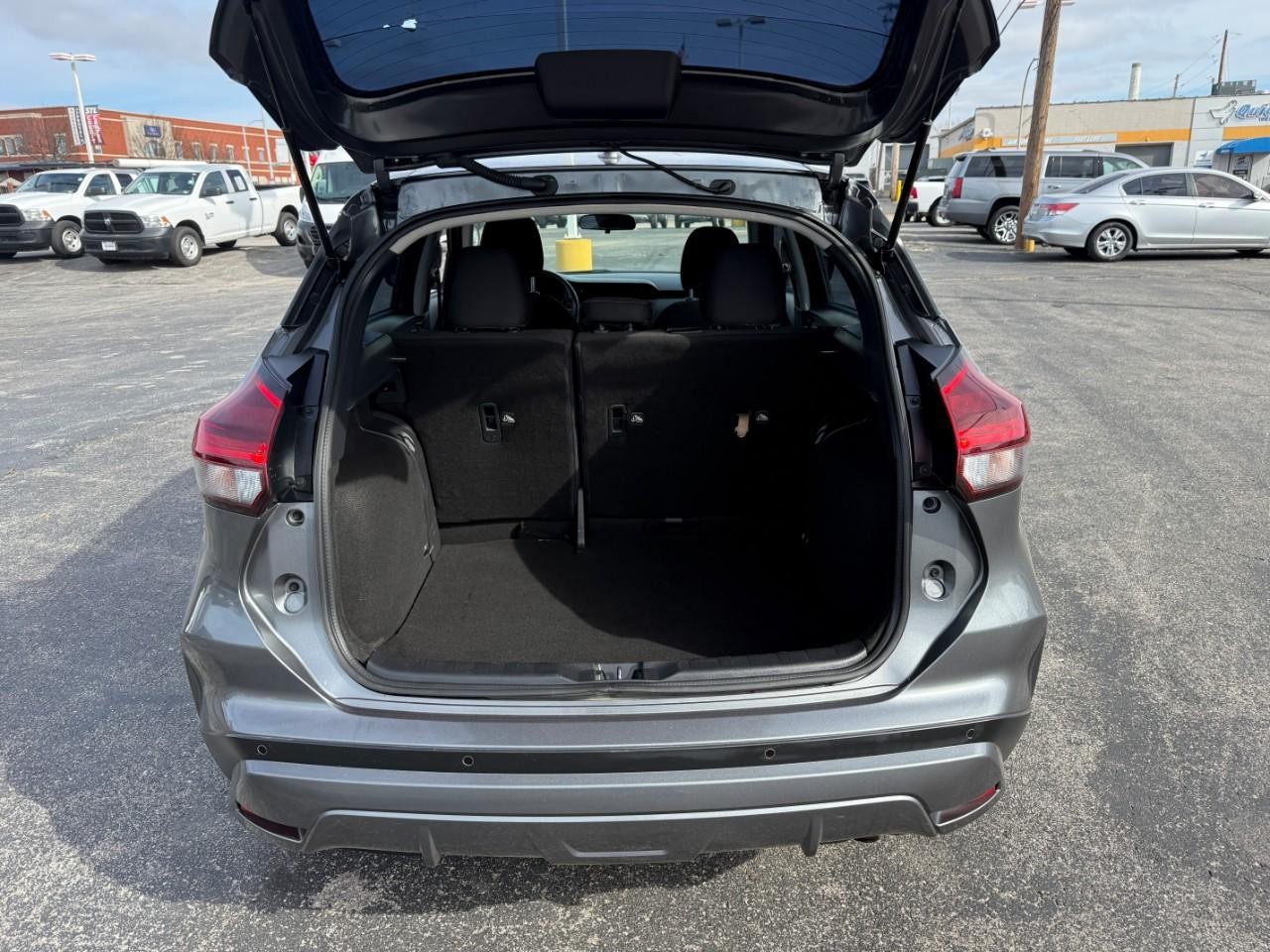 Nissan Kicks Vehicle Full-screen Gallery Image 07