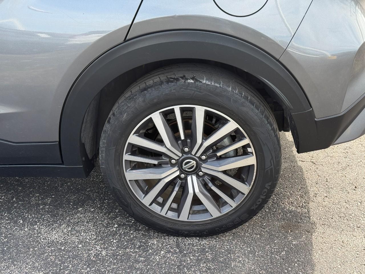 Nissan Kicks Vehicle Full-screen Gallery Image 09