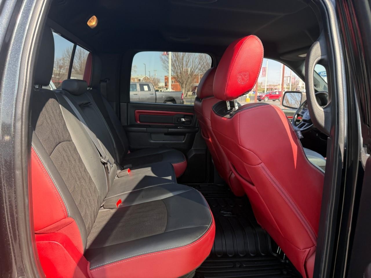 Ram 1500 Vehicle Full-screen Gallery Image 10