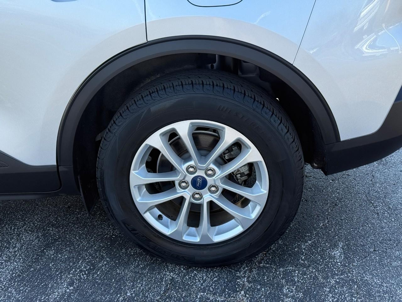 Ford Escape Vehicle Full-screen Gallery Image 06