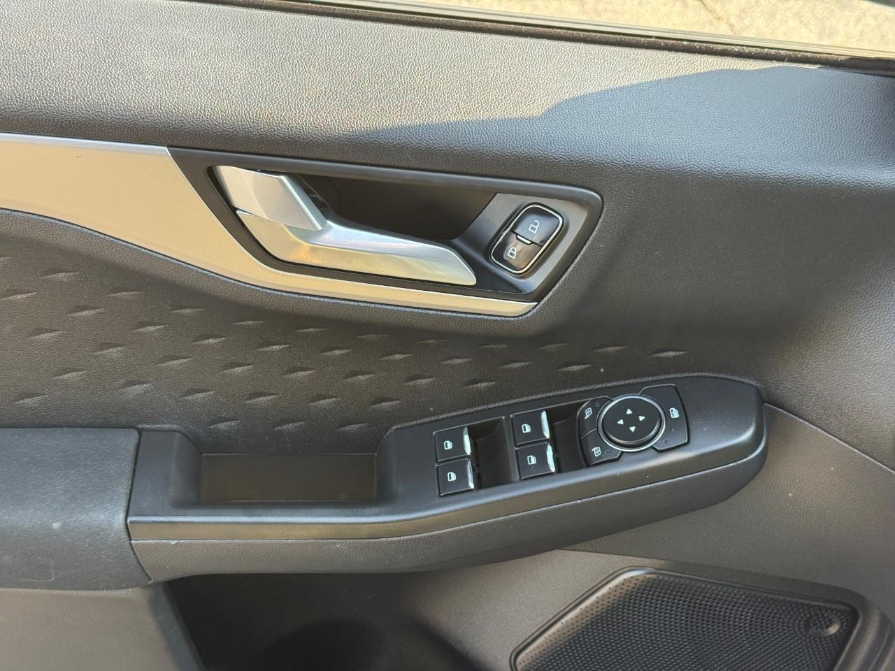 Ford Escape Vehicle Full-screen Gallery Image 15