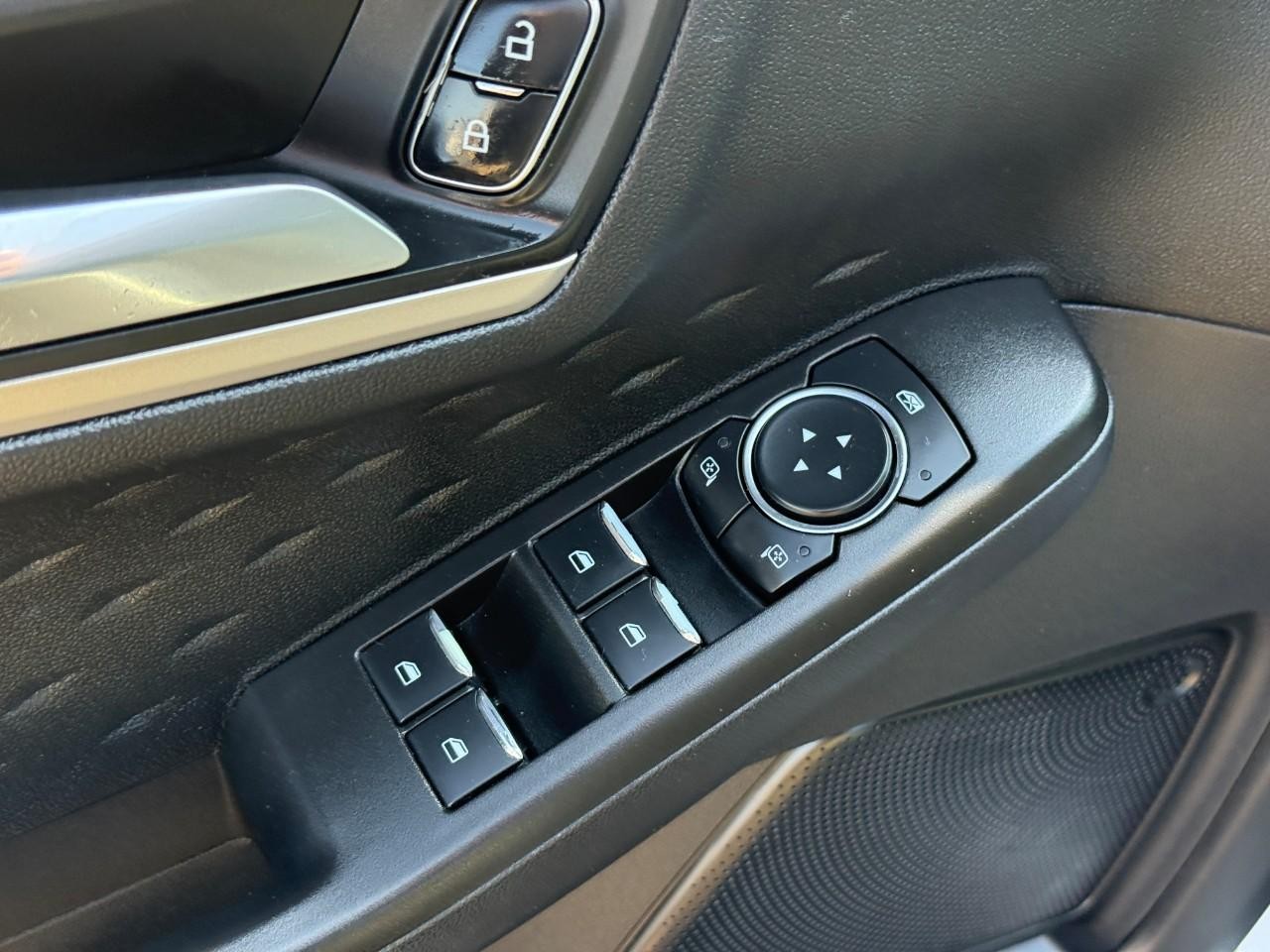 Ford Escape Vehicle Full-screen Gallery Image 16