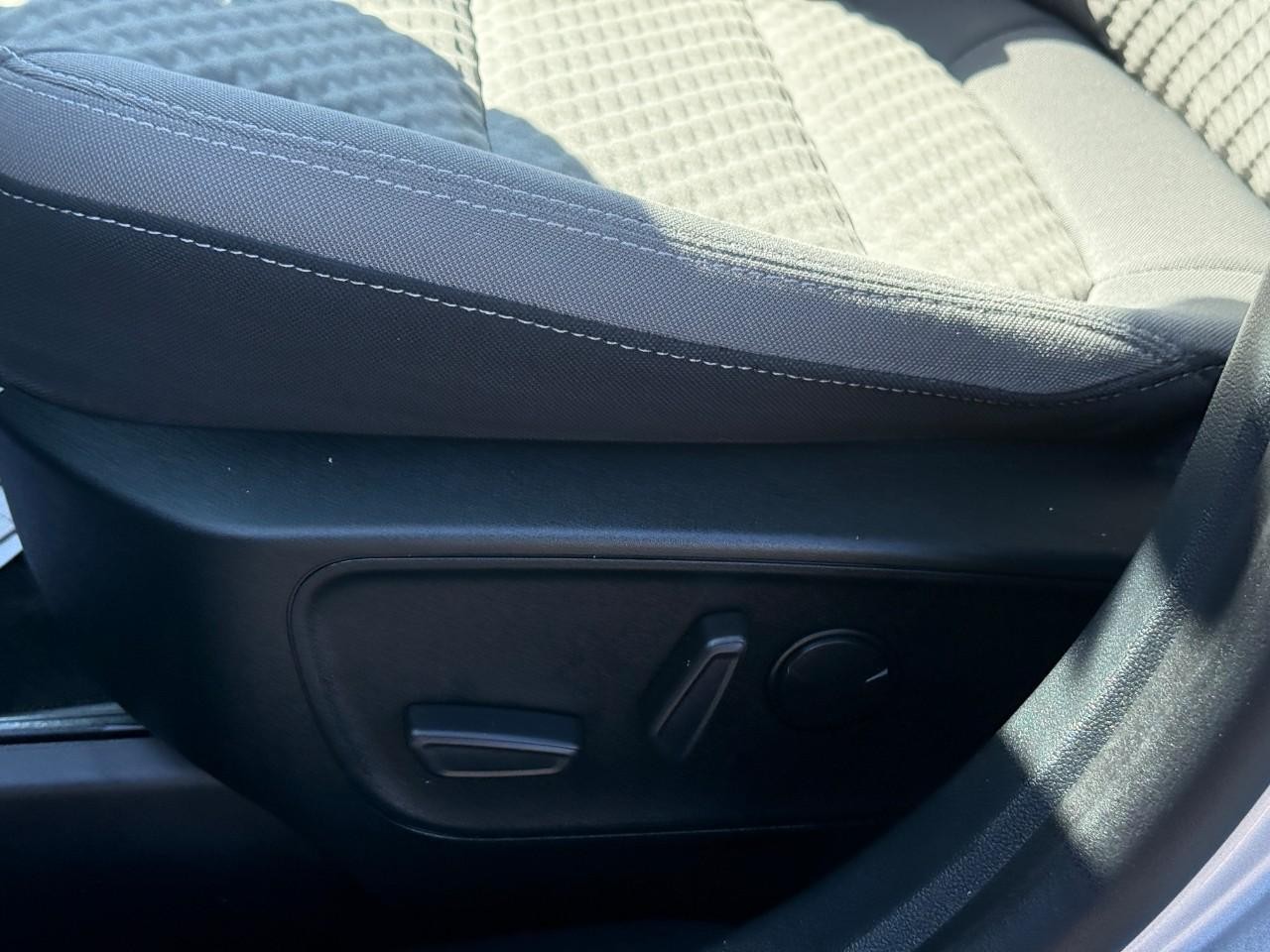 Ford Escape Vehicle Full-screen Gallery Image 18