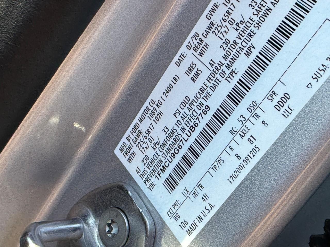 Ford Escape Vehicle Full-screen Gallery Image 25