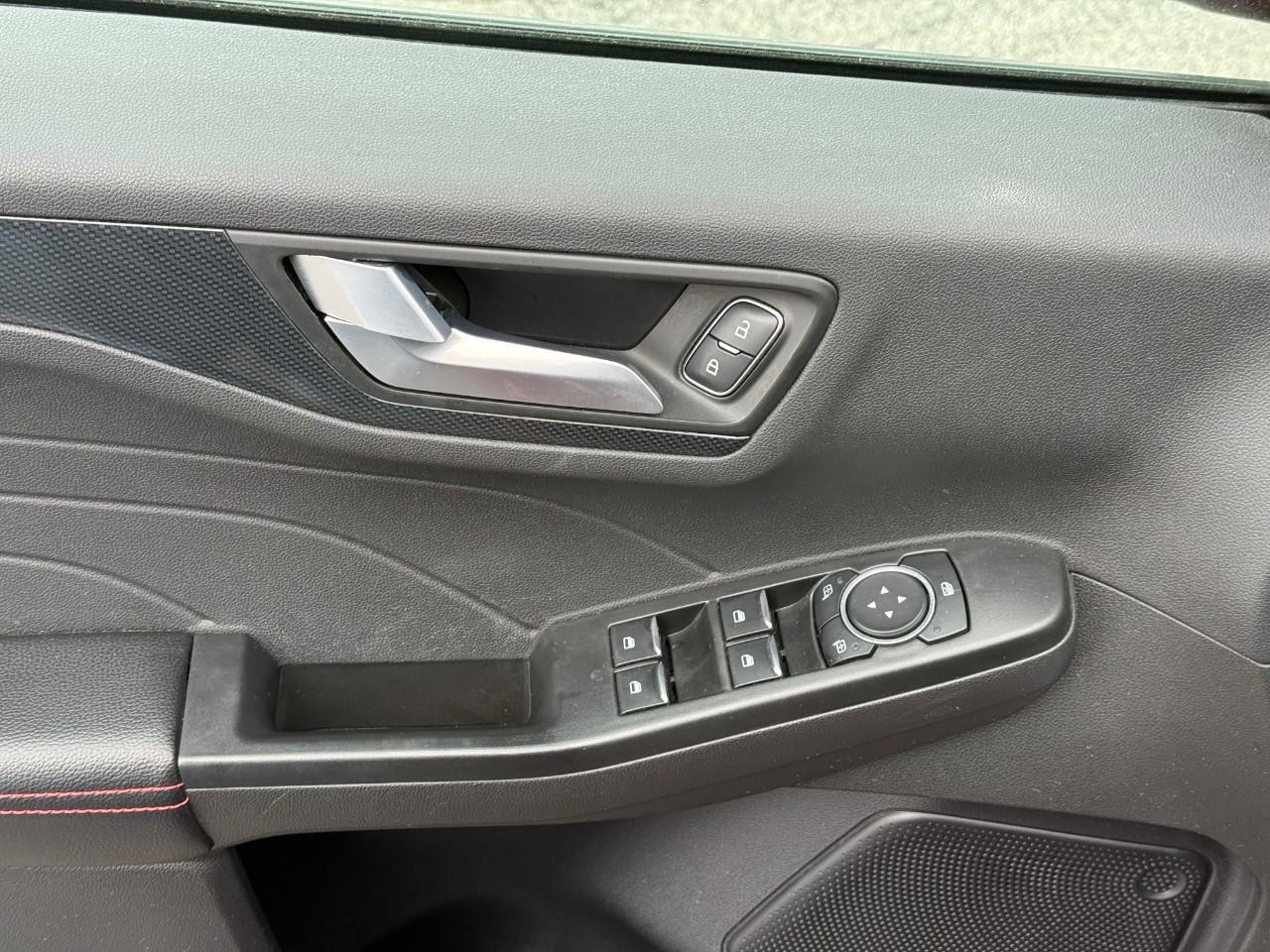 Ford Escape Vehicle Full-screen Gallery Image 16