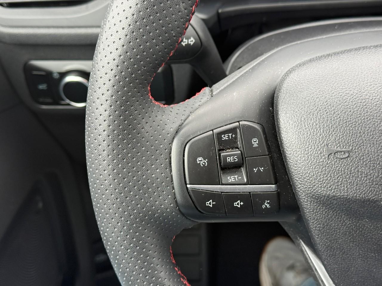 Ford Escape Vehicle Full-screen Gallery Image 19