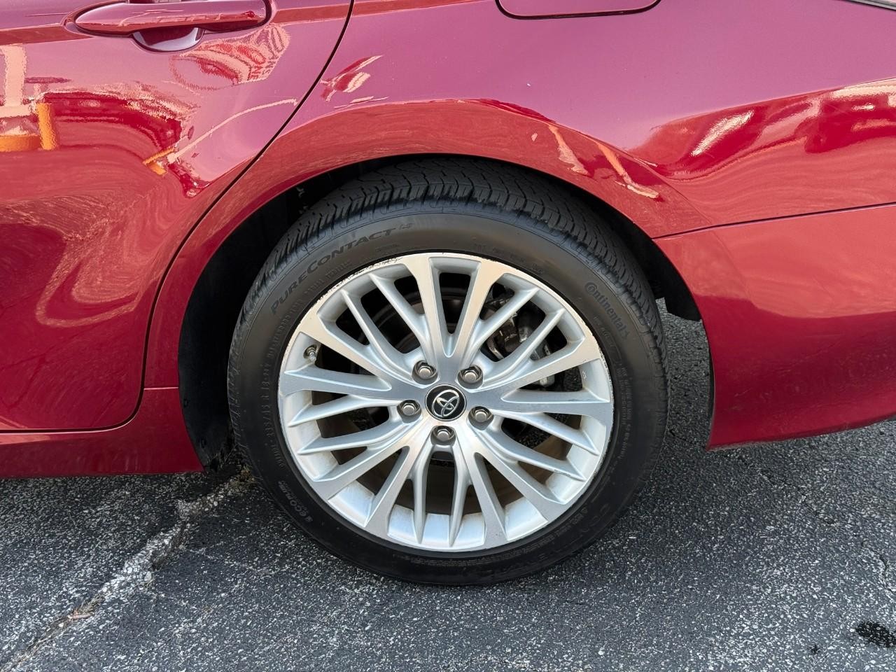 Toyota Camry Vehicle Full-screen Gallery Image 06