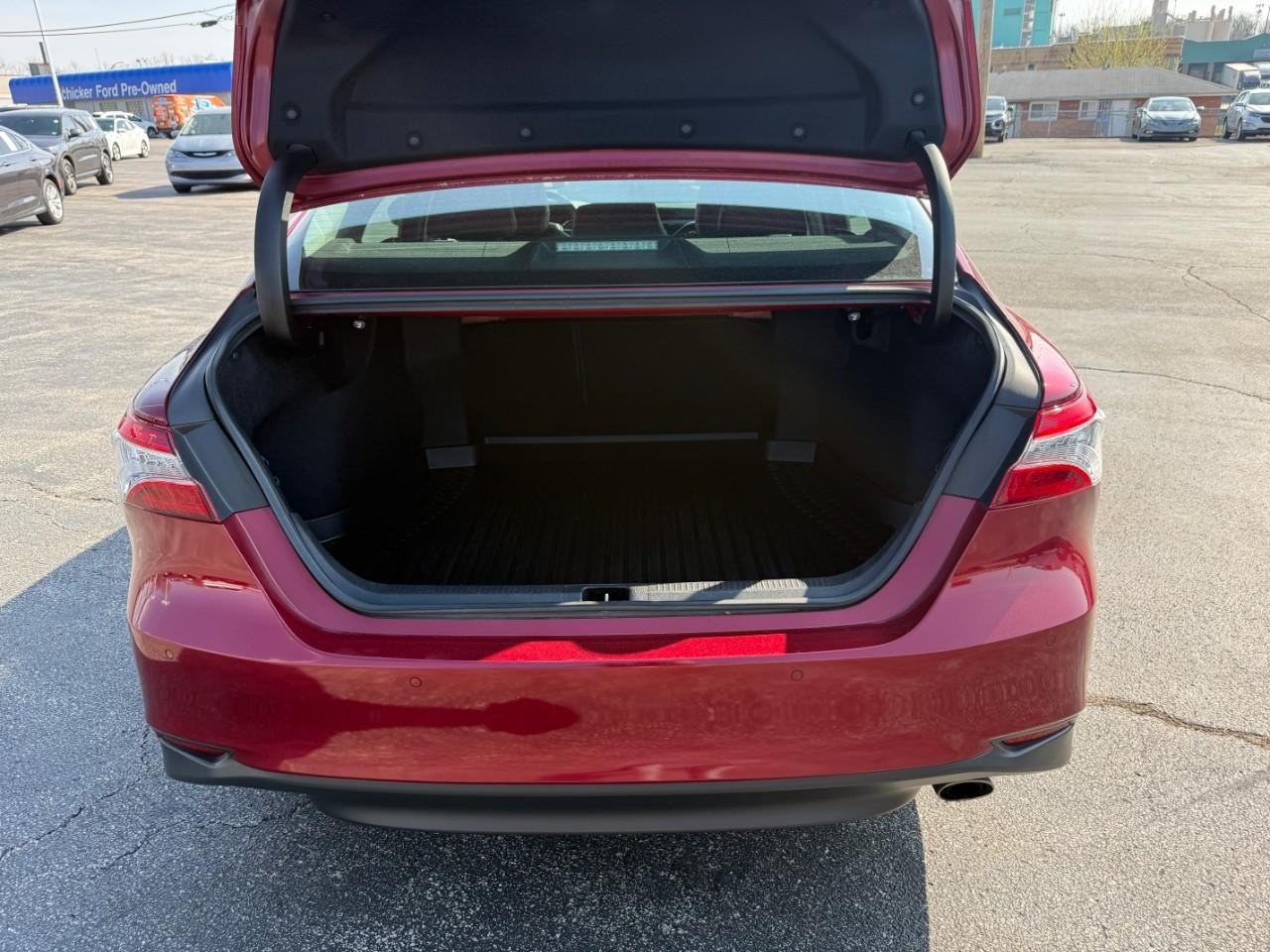 Toyota Camry Vehicle Full-screen Gallery Image 07