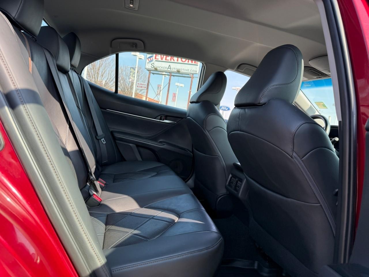 Toyota Camry Vehicle Full-screen Gallery Image 10