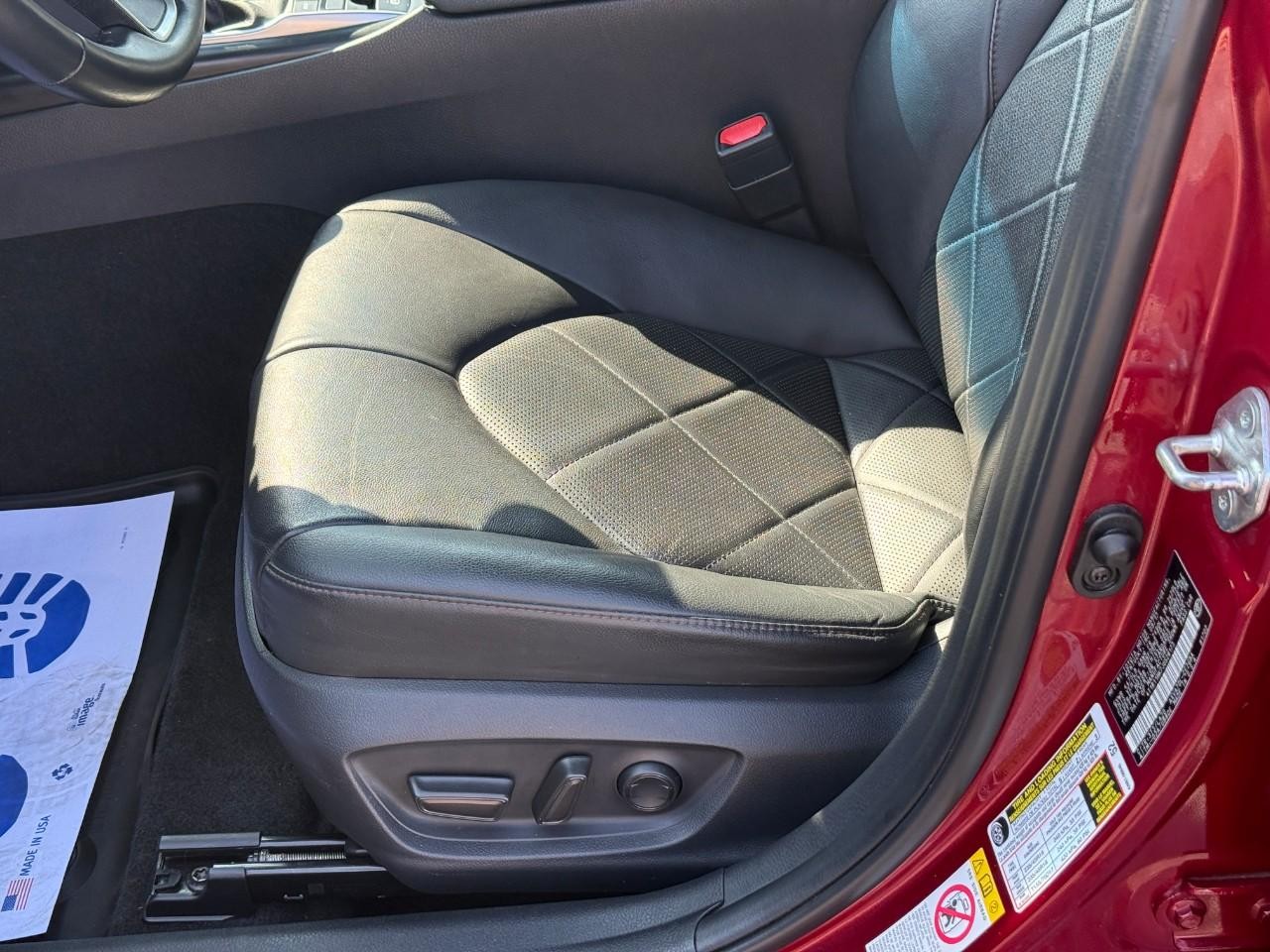 Toyota Camry Vehicle Full-screen Gallery Image 16