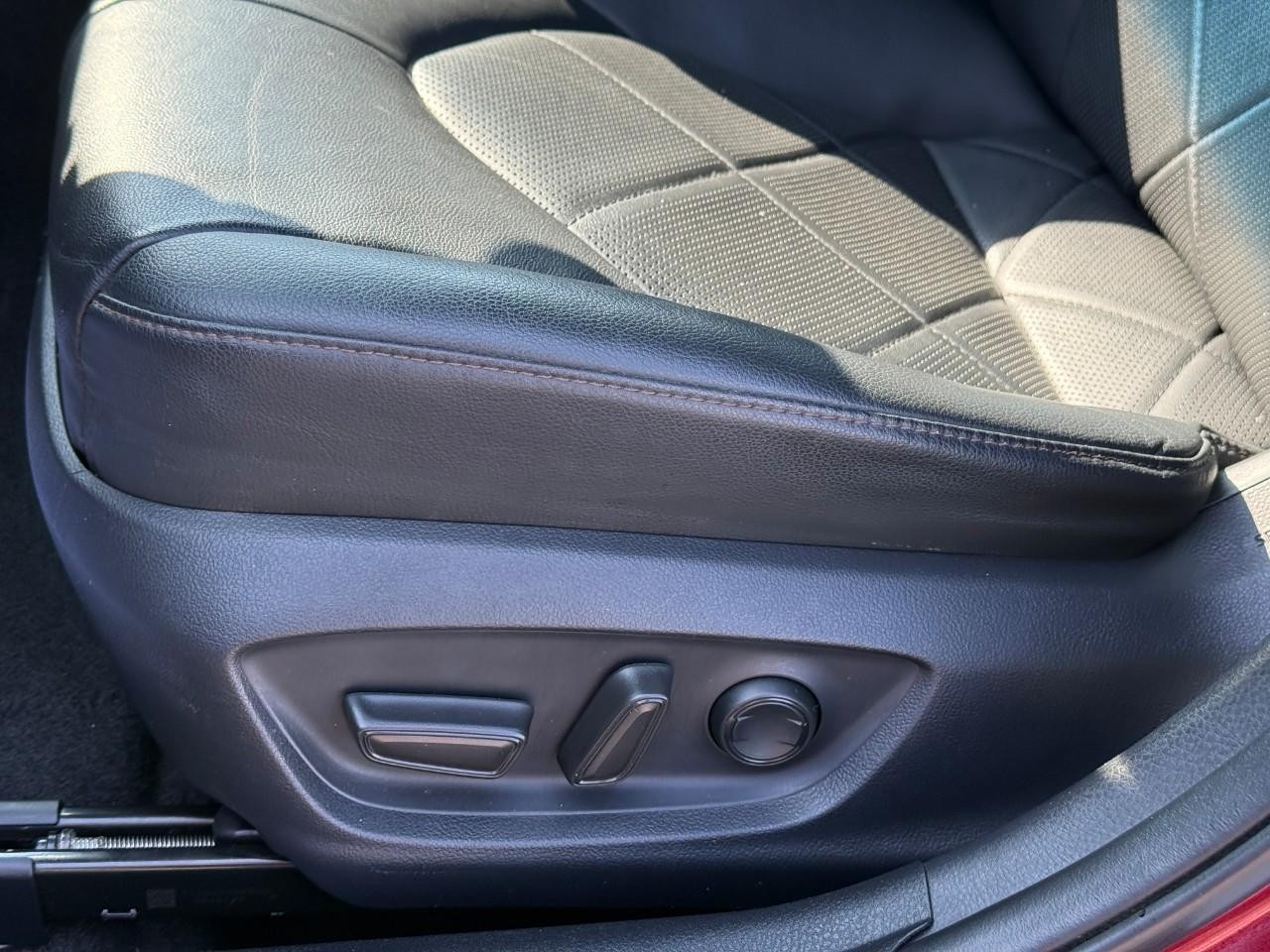 Toyota Camry Vehicle Full-screen Gallery Image 17