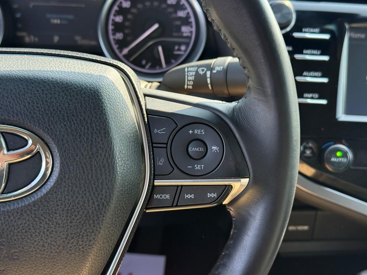 Toyota Camry Vehicle Full-screen Gallery Image 19