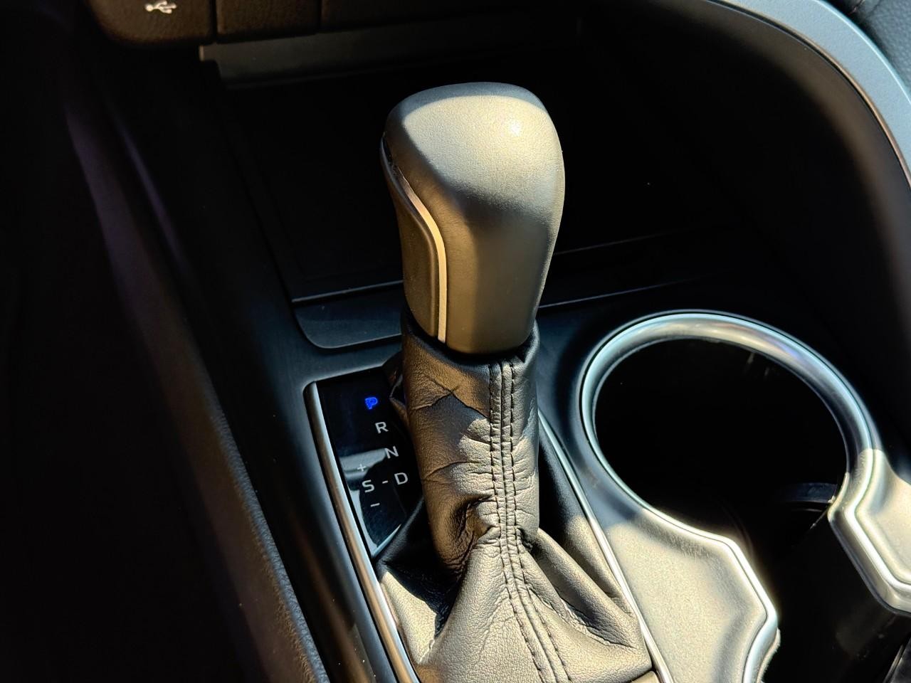 Toyota Camry Vehicle Full-screen Gallery Image 22