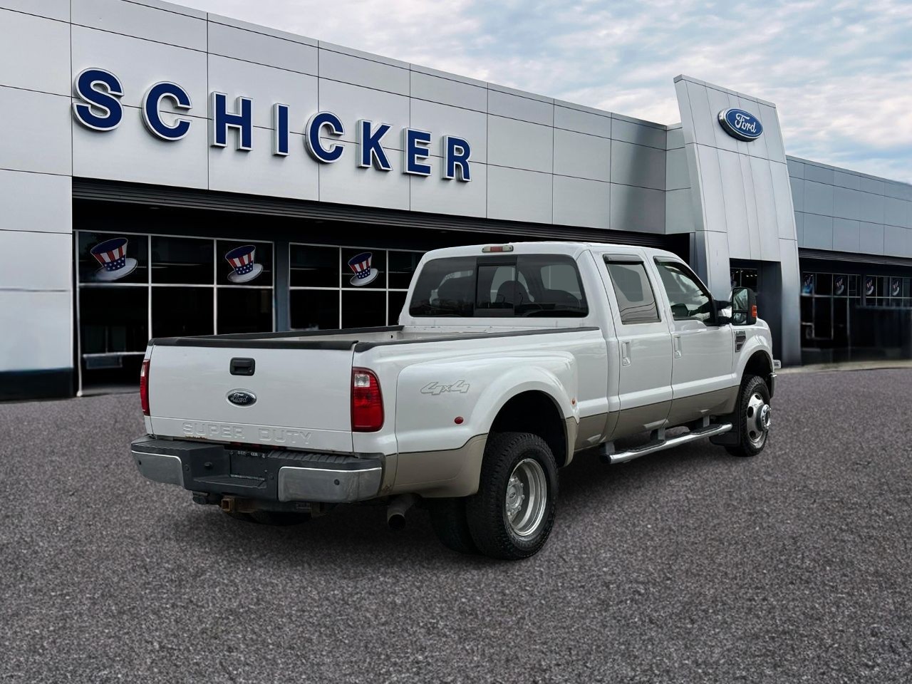 Ford Super Duty F-350 DRW Vehicle Full-screen Gallery Image 02