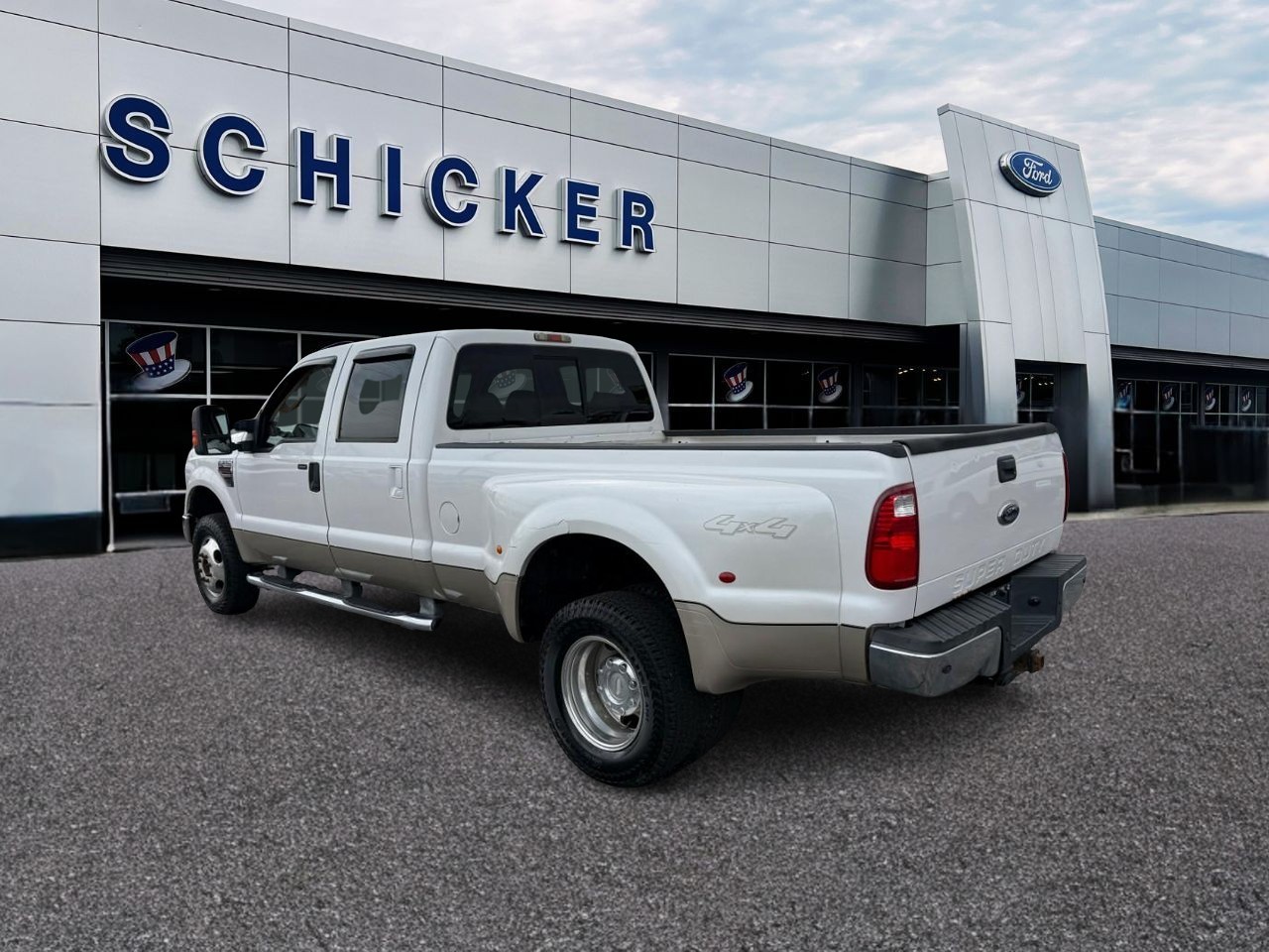 Ford Super Duty F-350 DRW Vehicle Full-screen Gallery Image 03