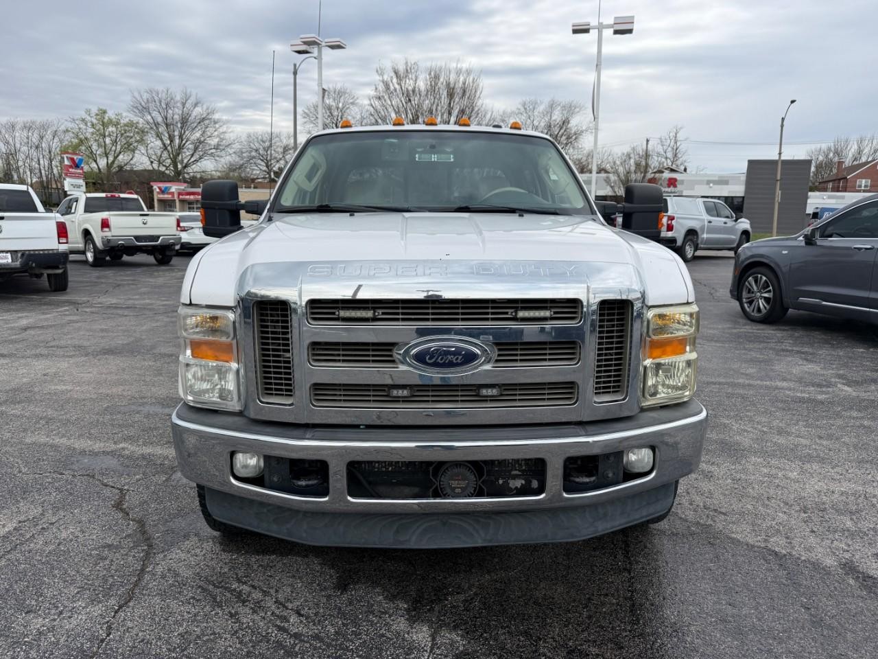 Ford Super Duty F-350 DRW Vehicle Full-screen Gallery Image 07