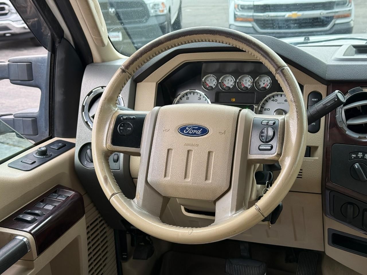 Ford Super Duty F-350 DRW Vehicle Full-screen Gallery Image 10