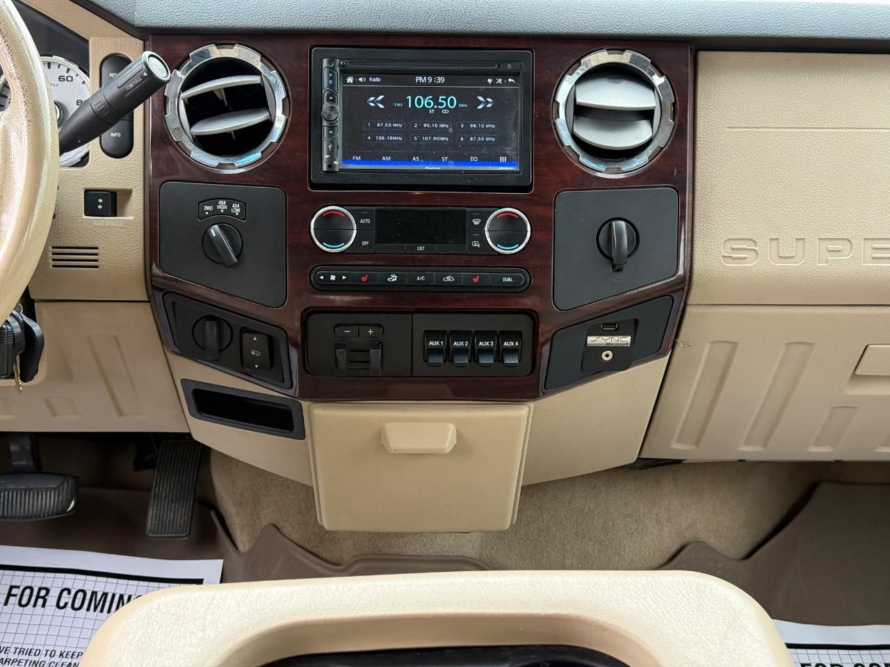 Ford Super Duty F-350 DRW Vehicle Full-screen Gallery Image 12