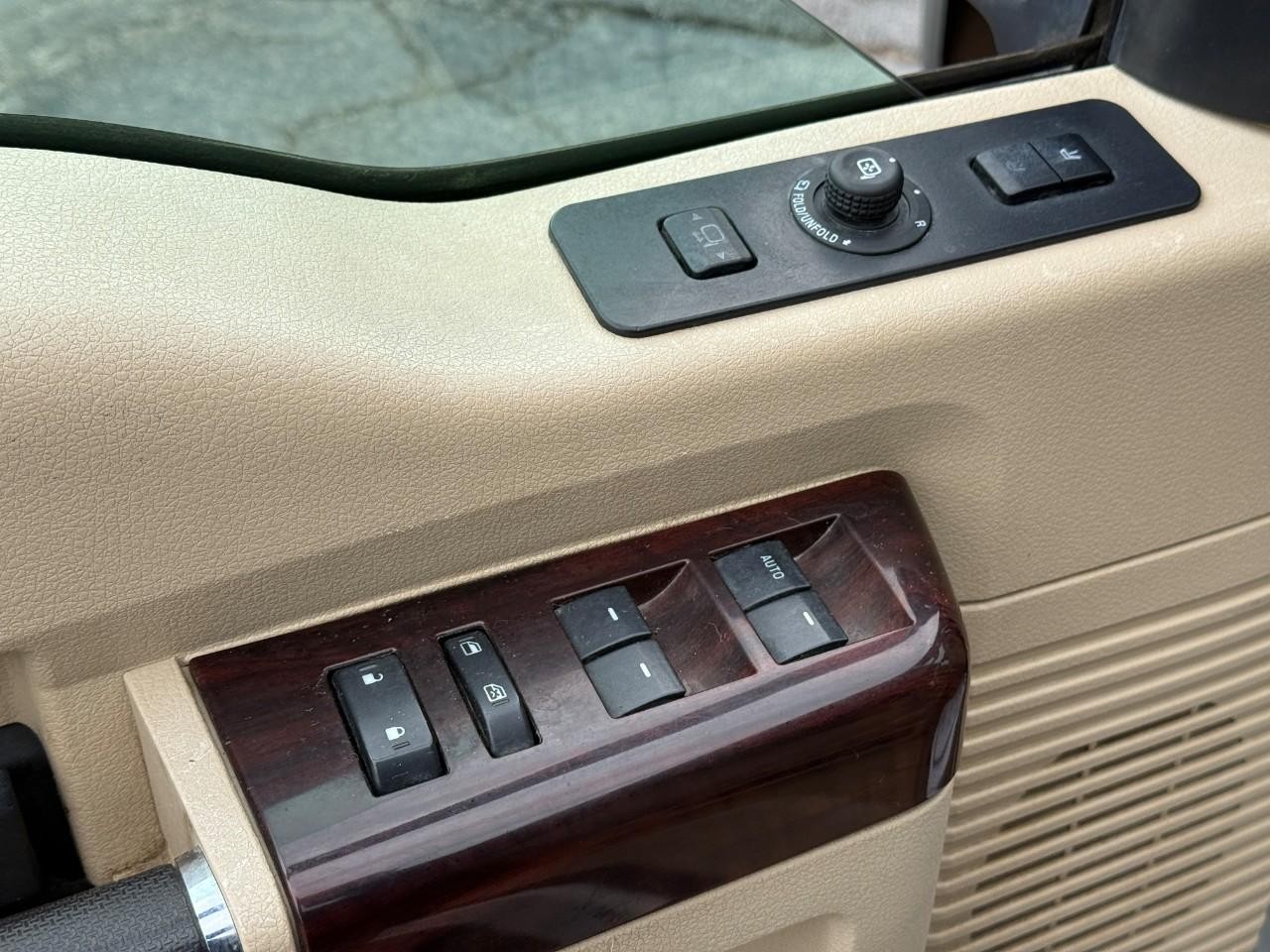 Ford Super Duty F-350 DRW Vehicle Full-screen Gallery Image 13