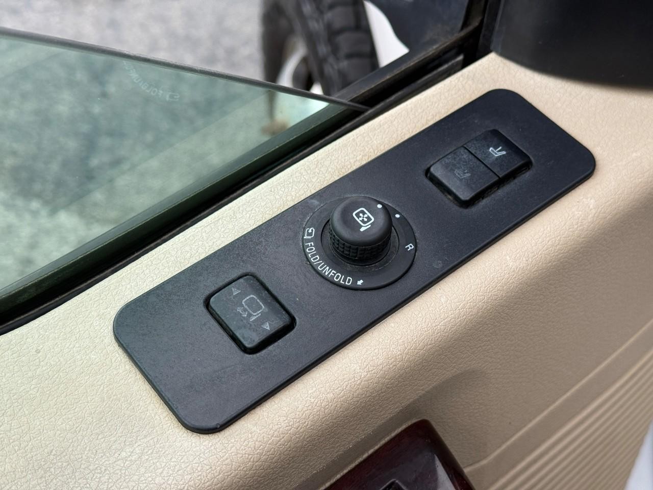 Ford Super Duty F-350 DRW Vehicle Full-screen Gallery Image 14