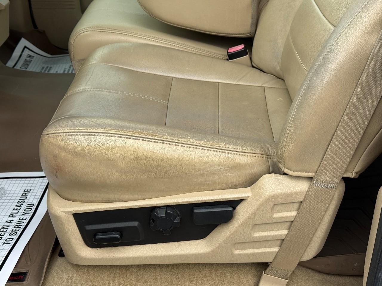 Ford Super Duty F-350 DRW Vehicle Full-screen Gallery Image 15