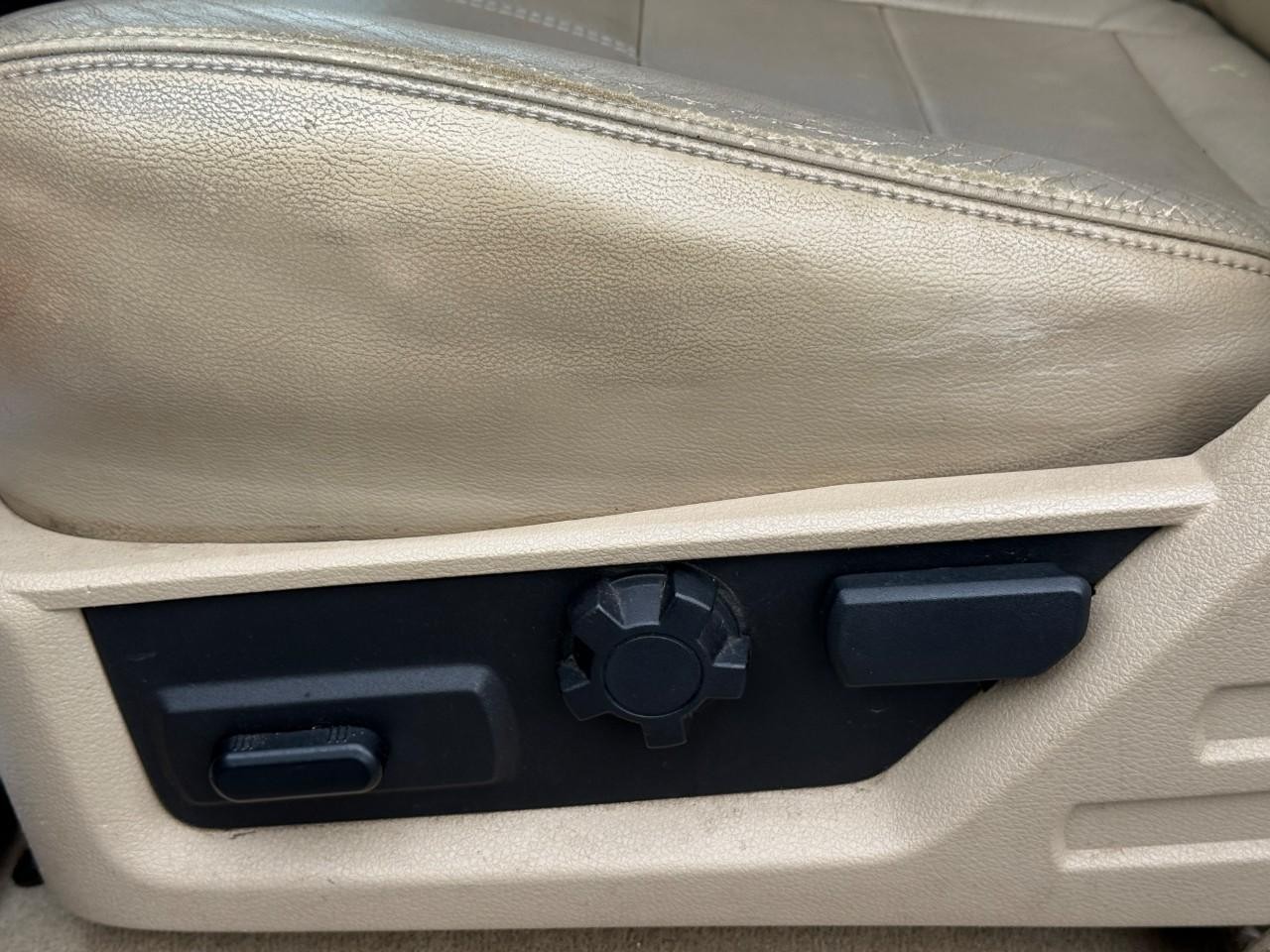 Ford Super Duty F-350 DRW Vehicle Full-screen Gallery Image 16