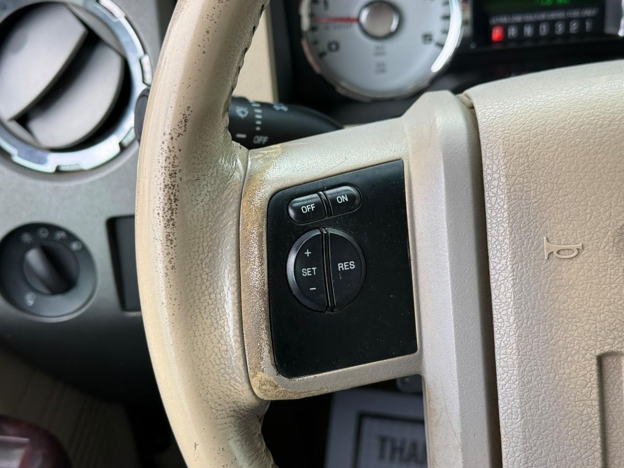 Ford Super Duty F-350 DRW Vehicle Full-screen Gallery Image 17