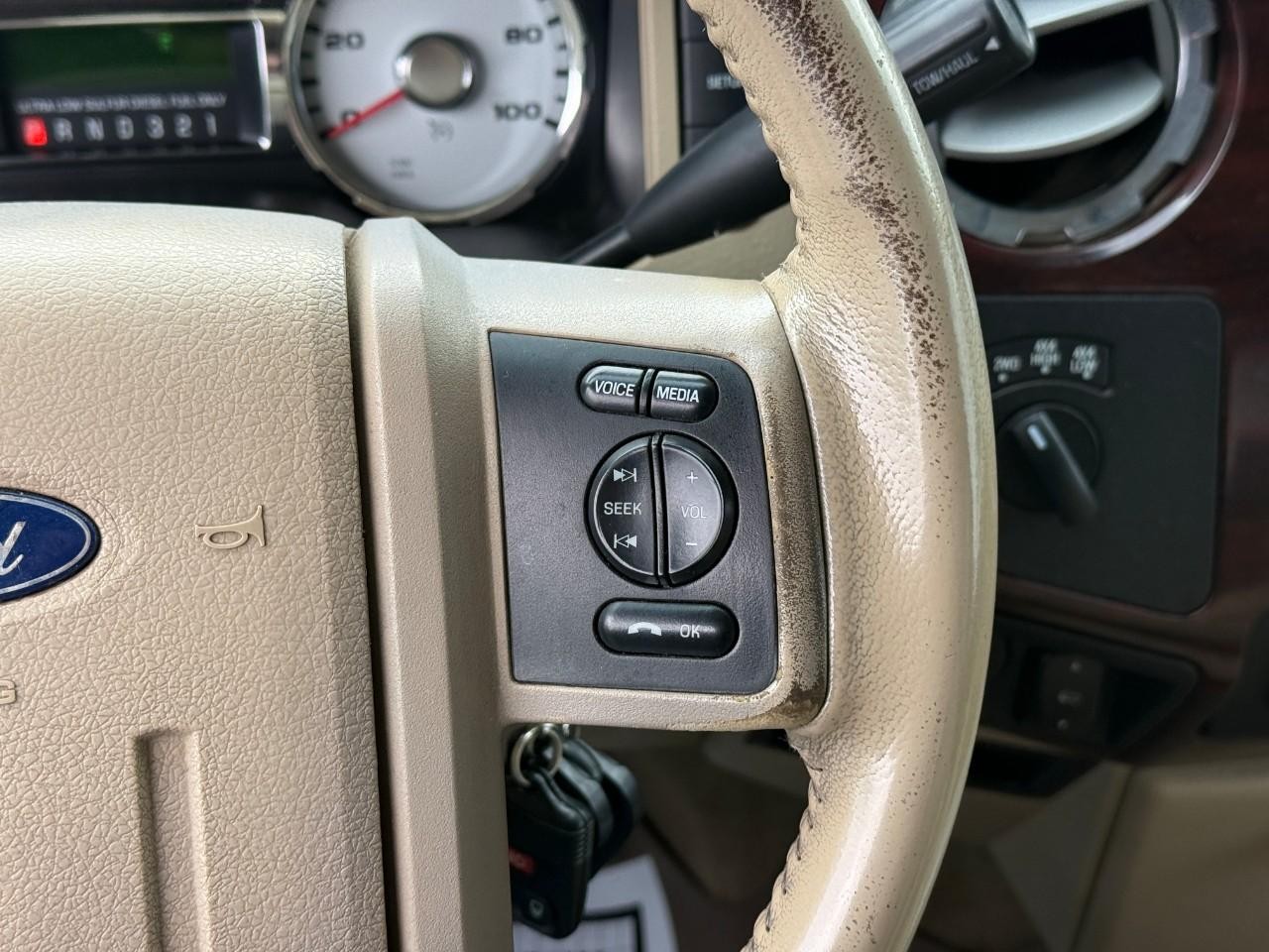 Ford Super Duty F-350 DRW Vehicle Full-screen Gallery Image 18