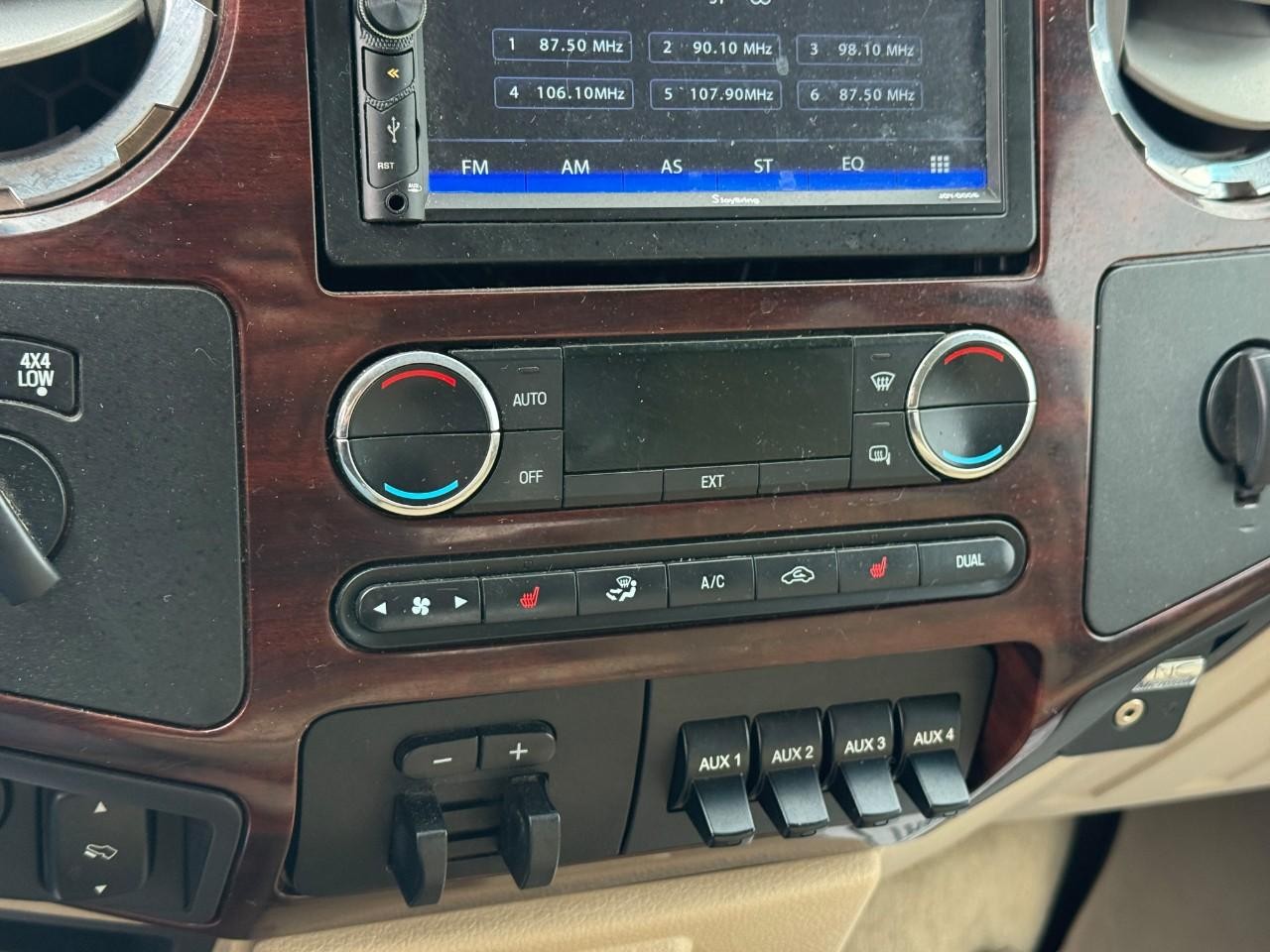 Ford Super Duty F-350 DRW Vehicle Full-screen Gallery Image 20