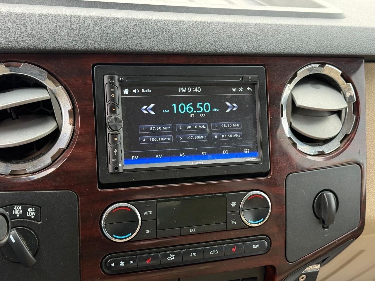 Ford Super Duty F-350 DRW Vehicle Full-screen Gallery Image 21