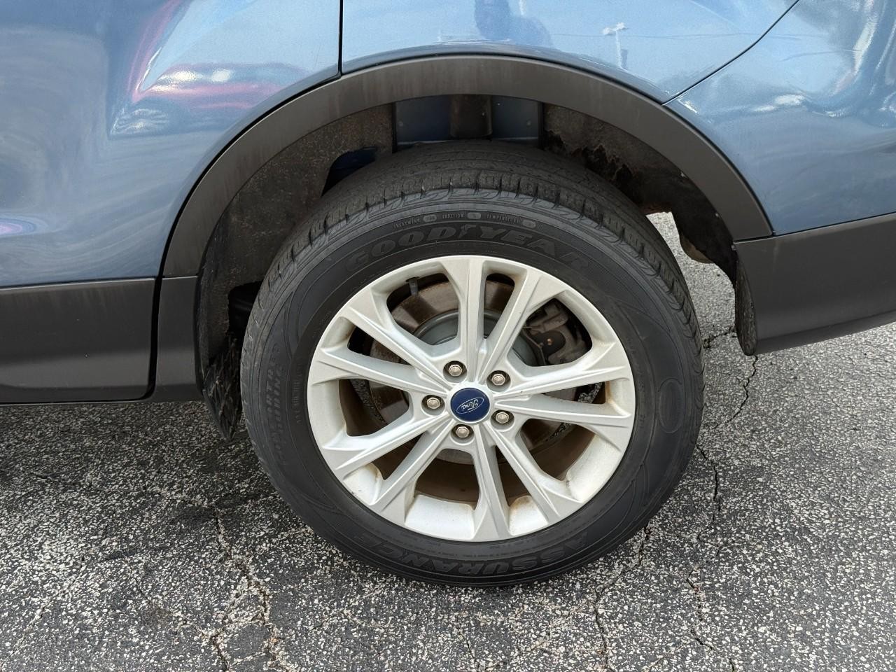 Ford Escape Vehicle Full-screen Gallery Image 06